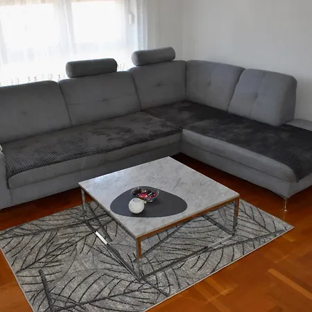 S Parkingom Apartman