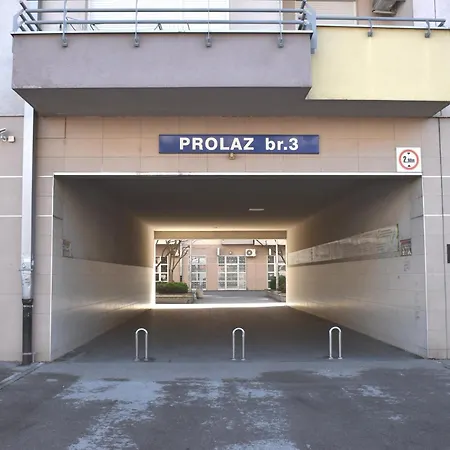S Parkingom شقة *